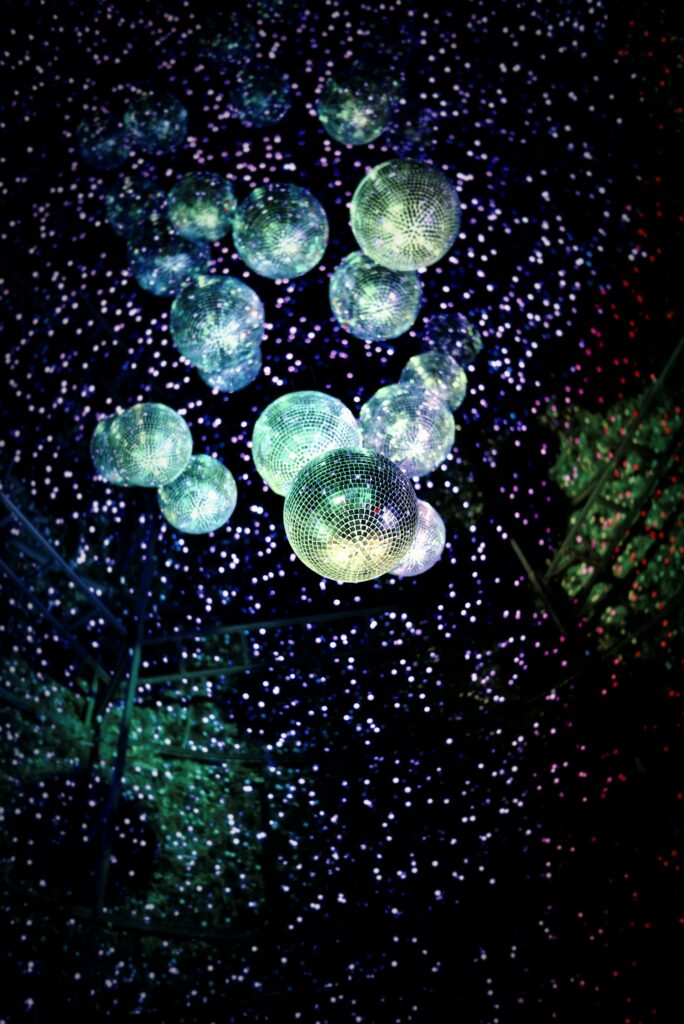 Balls hanging from the sky making a star like illusion
